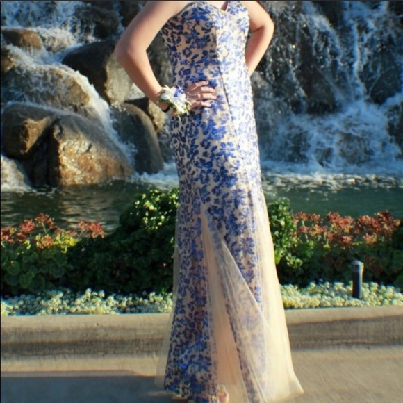 Beautiful Formal Dress - Picture 1 of 9